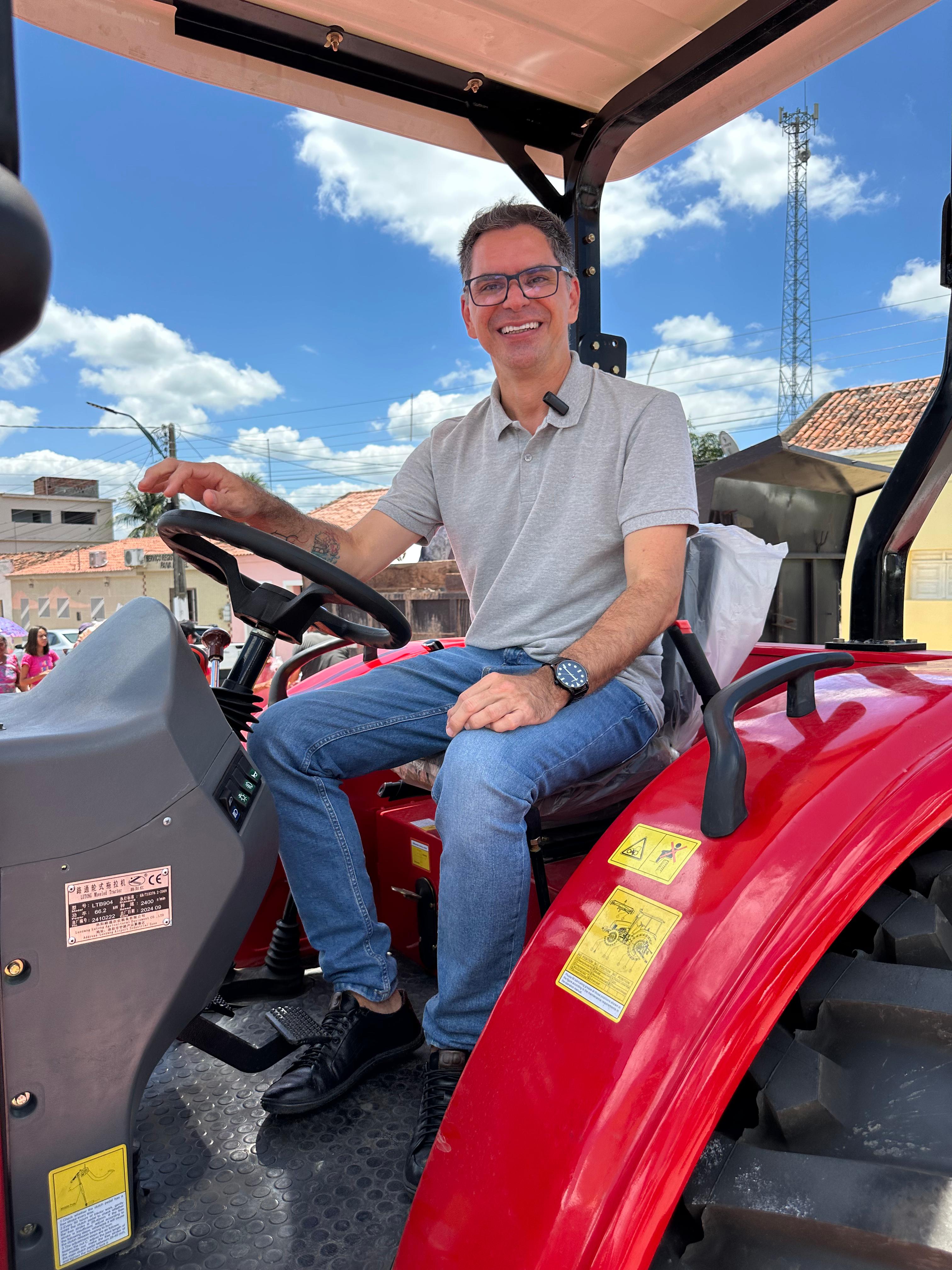 PREFEITO FÁBIO ROLIM ENTREGA NOVO TRATOR E REFORÇA APOIO AOS AGRICULTORES DE CALDAS BRANDÃO